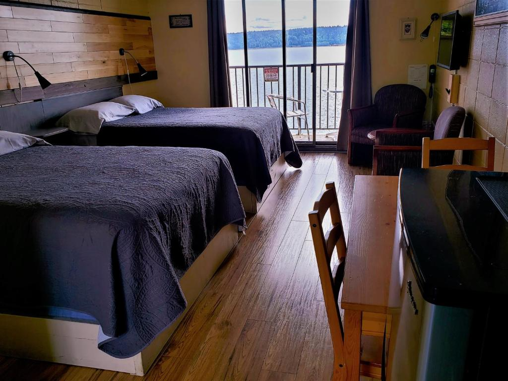 Oceanfront Room with Private Balcony 2 Double Main Floor - Photo 1